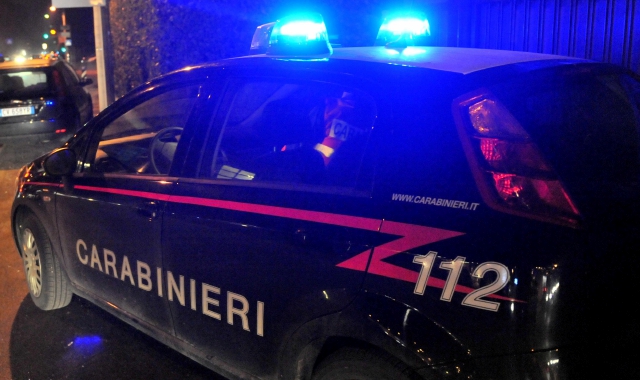 Minaccia il fratello con il machete. E picchia i carabinieri