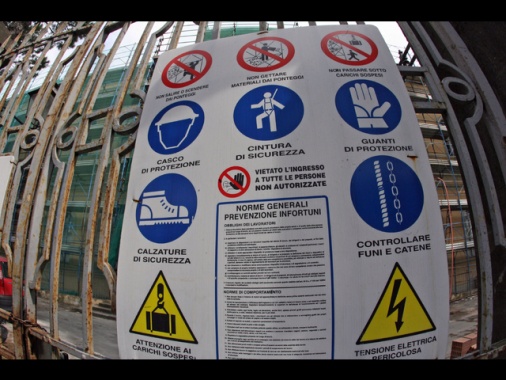 Lavoratore muore investito al porto di Ravenna