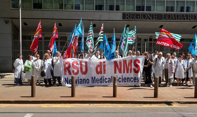 Uno dei presidi dei lavoratori di Nms sotto la sede di Regione Lomardia