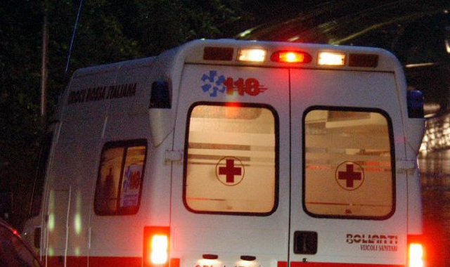 Auto si schianta nella notte, grave 22enne