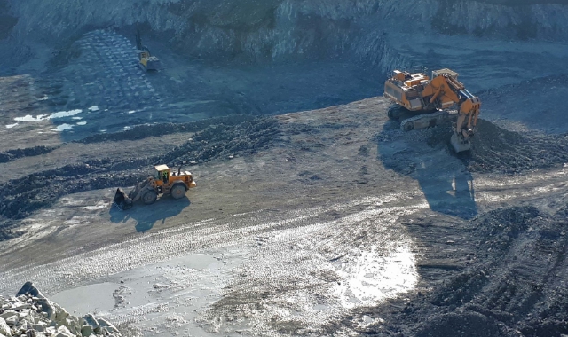 L’incidente avvenne nel maggio 2023  al cementificio Colacem  di Caravate, durante lavori con l’esplosivo  (foto Archivio)