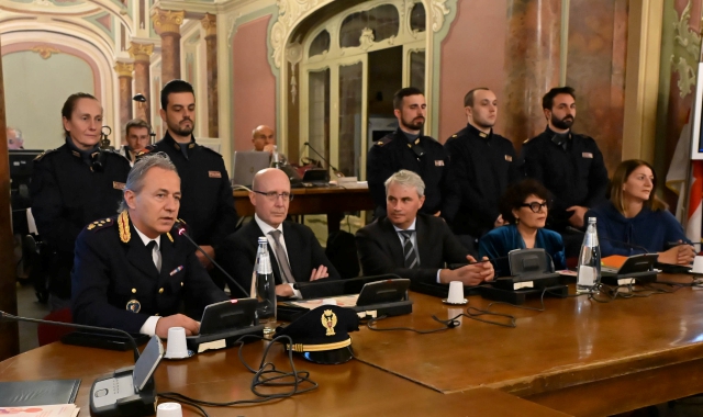 Ragazza salvata, il grazie alla Polizia di Stato