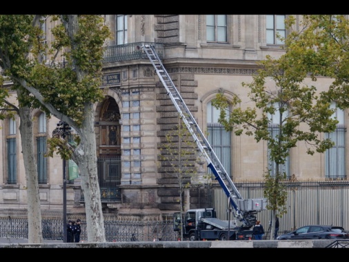 Media, '4 nuovi arresti a Parigi per il furto al Louvre'
