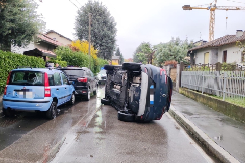 Auto si ribalta, paura a Saronno