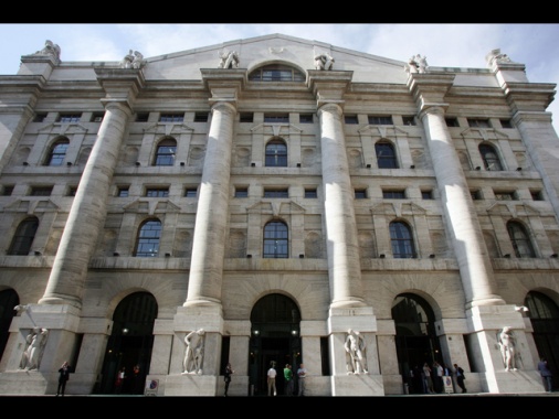 Borsa: Milano chiude in lieve calo, Ftse Mib -0,09%