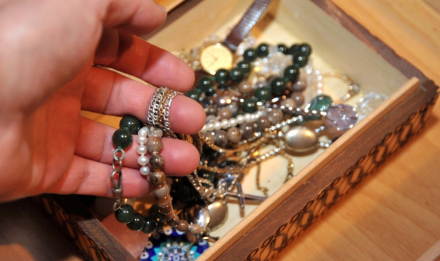 I truffatori inventano una rapina alla gioielleria di piazza San Giovanni per entrare in casa e rubare i gioielli (foto Archivio)