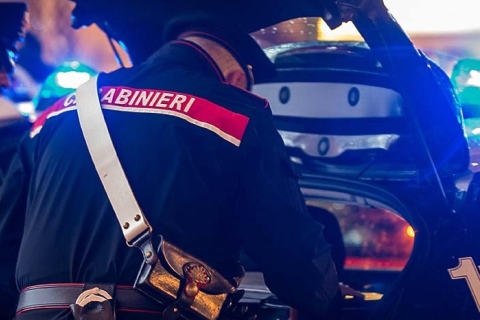 Vegliano il morto in casa, i ladri rubano al piano di sopra