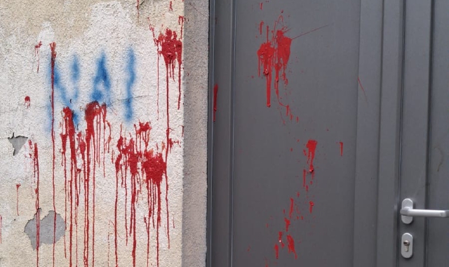 Vernice rossa contro la Lega a Busto. «Atto vile»