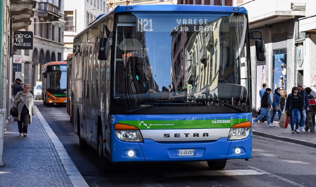 In classe con il sedile divelto di un bus