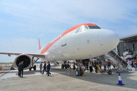 Fotografa l’aereo, passeggero resta a terra