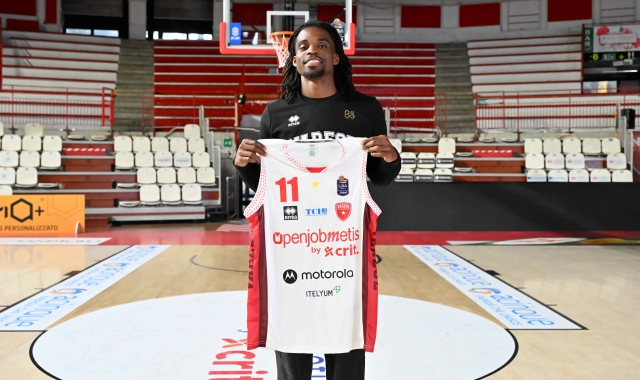Ike Iroegbu con la sua nuova maglia (foto Angelo Puricelli)