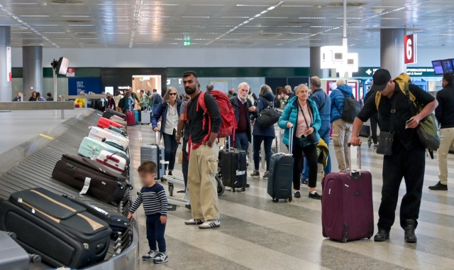 Il nastro dei bagagli al satellite Nord: anche qui arriveranno gli atlteri. Sotto: Riccardo Kustermann indica i carrelli portabagli speciali per gli olimpici; le nuove cornici interne agli ingressi del Terminal 1; l’area del satellite Sud destinata a ospi