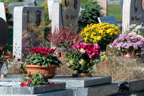 Abbraccio e parole hot al cimitero. E la catenina sparisce