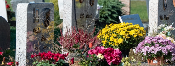 Abbraccio e parole hot al cimitero. E la catenina sparisce