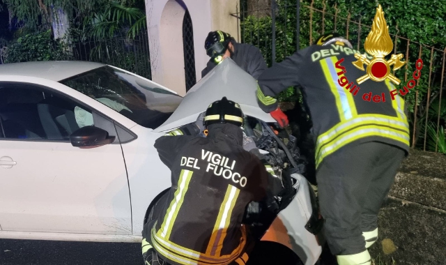 Auto sbatte contro un muro: feriti due giovani