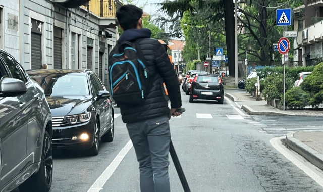 Molti giovani utilizzano il monopattino per andare a scuola (foto Archivio)
