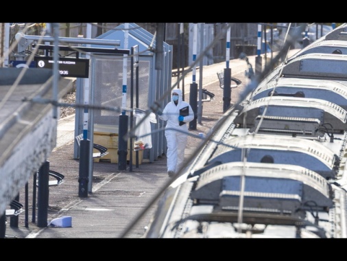 Accoltellamento sul treno a Londra, sospettato solo un uomo