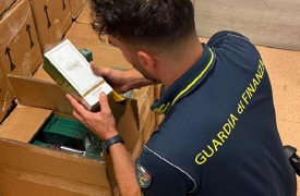 Profumi falsi nei garage, sequestrate oltre 6mila confezioni