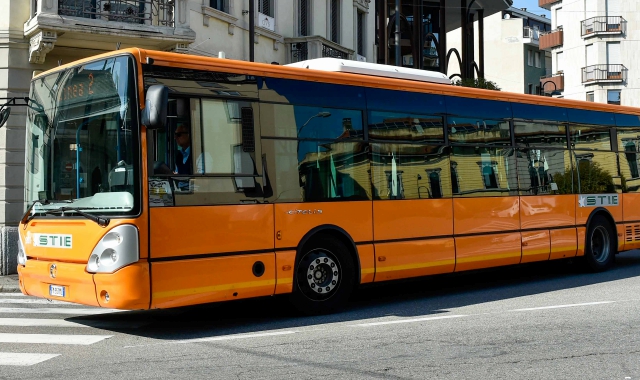 Un bus della Stie transita lungo le strade di Busto, ma gli utenti lamentano continui ritardi e corse soppresse. Stie ammette la colpa: ha pochi autisti a disposizione per coprire tutti i turni, impossibile fare meglio