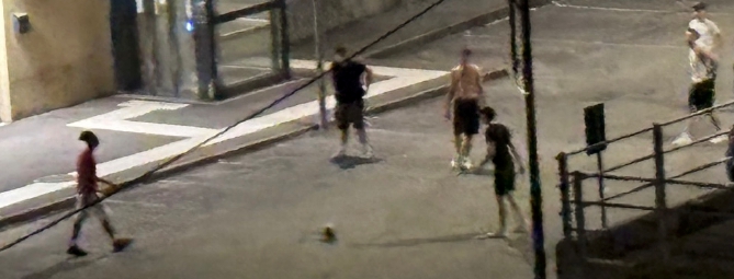 Con le bici contro le auto: i “giochi” pericolosi delle bande di ragazzini