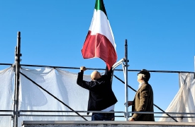 Parabiago, bandiera sul tetto dell'ex Rede