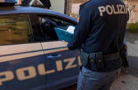 Blitz della polizia in zona stazione: in dieci in Commissariato