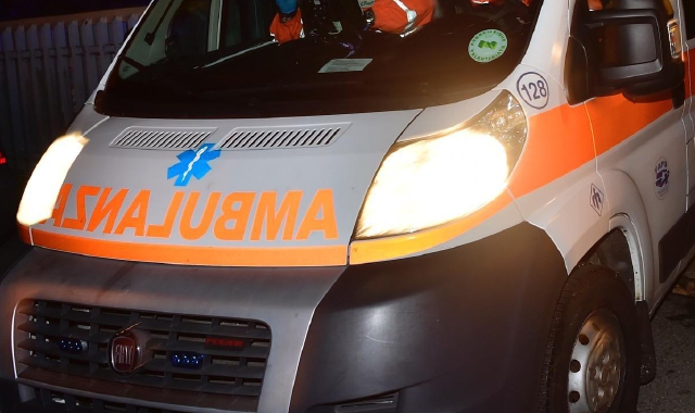 Sul posto sono intervenuti i sanitari del 118 e i vigili del fuoco (foto Archivio)