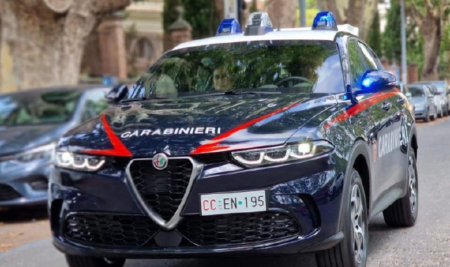 Insegue il rapinatore e gli impedisce di prelevare col bancomat