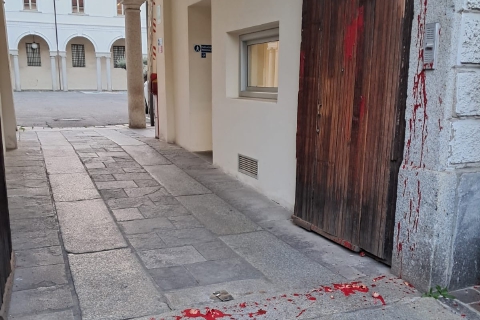 Vernice rossa contro il municipio di Busto Arsizio