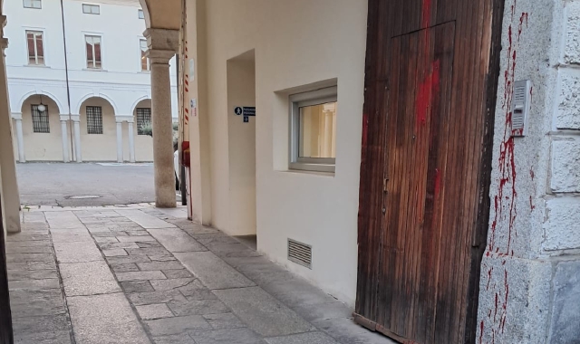 Vernice rossa contro il municipio di Busto Arsizio