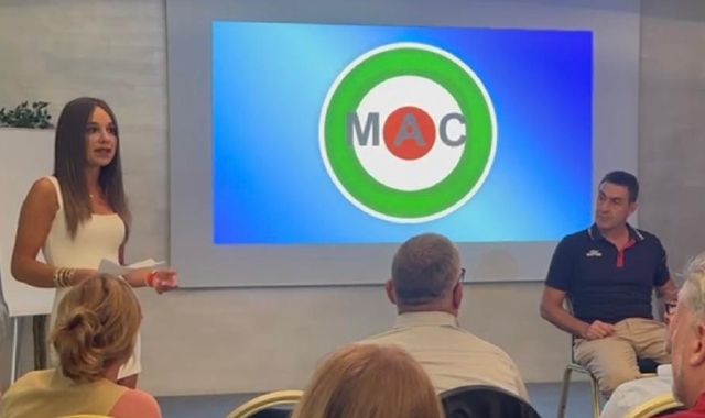 Stefania Bardelli ad un incontro del “Mondo al contrario” con Roberto Vannacci