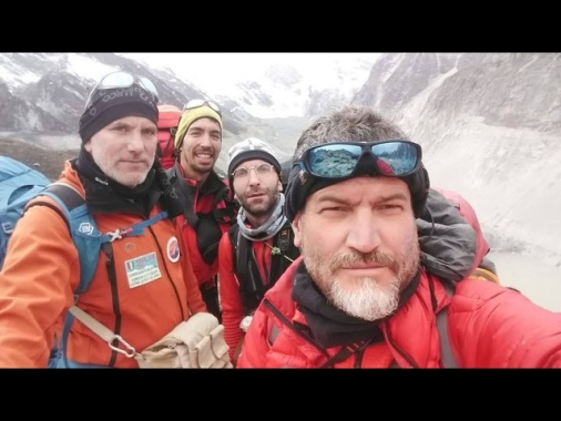 Alpinisti dispersi in Nepal, gli sherpa cercano ancora