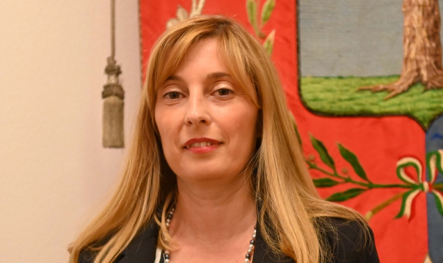 Il sindaco Sarah Foti schernita con commenti sessisti. Sotto accusa la sinistra. Demurtas replica dissociandosi: «Non vengono  da noi» 