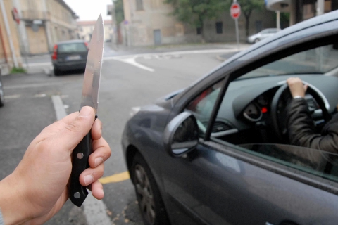 Le dona 20 euro. E lei lo rapina col coltello