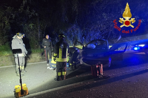 Auto si ribalta: grave una 26enne di Mesenzana