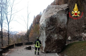 Monolite sulla strada a Sondrio, sul posto anche il Drago