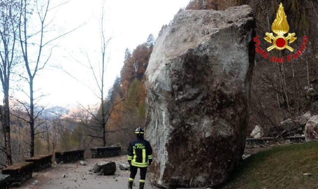Monolite sulla strada a Sondrio, sul posto anche il Drago
