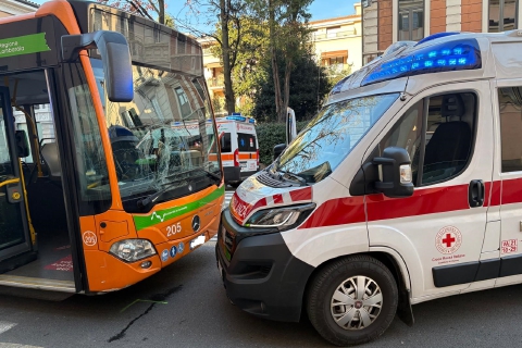 Due ragazze investite da un bus davanti al Comune di Varese