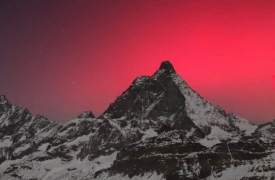 Aurora boreale, il cielo diventa rosso