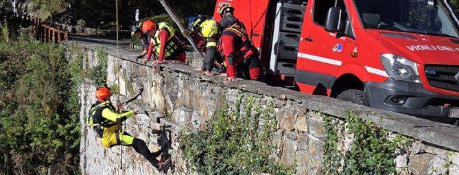 Si calano nel torrente, maxi-esercitazione dei vigili del fuoco