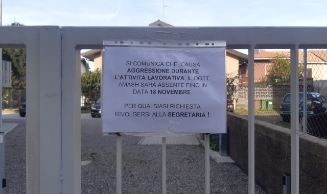 Il cartello sul cancello dello studio