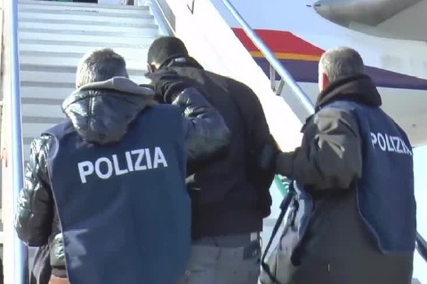 «Poliziotti minchioni». Trafficante arrestato a Malpensa
