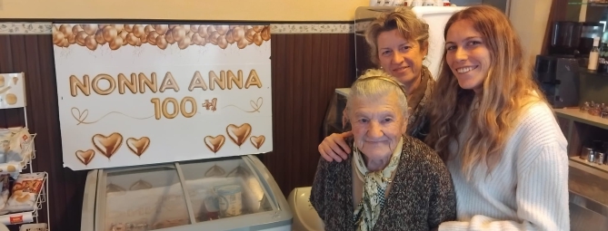 La carica di nonna Anna: barista a 101 anni