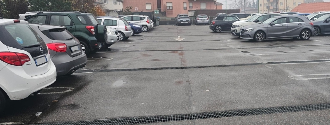 Auto in sosta all’aperto, raffica di danni e furti
