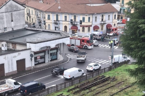 Semaforo lampeggiante, incidente e caos all’incrocio: 4 feriti
