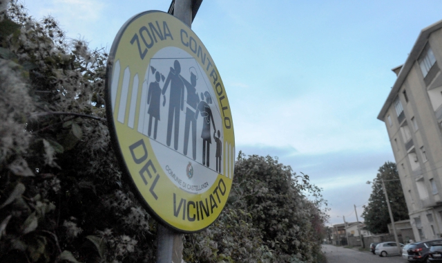Il  segnale del controllo del vicinato in via Venezia