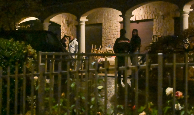 I rilievi dei carabinieri nella villa del delitto, in via Pezza a Mesenzana (foto Stefano Benvegnù)
