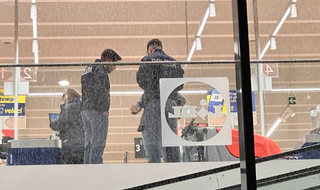 Gli agenti di Polizia intervenuti in via Carcano