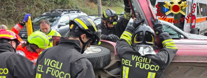 Si ribalta e resta intrappolata nell’auto: paura, poi sollievo