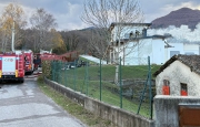 Tetto in fiamme a Brezzo di Bedero
